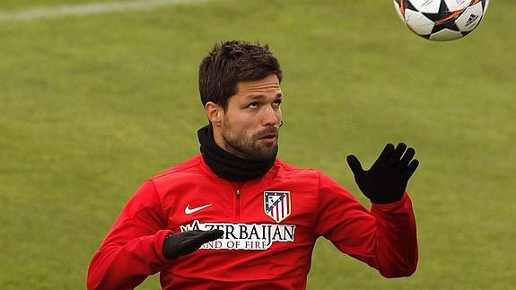 Diego Ribas golpea de cabeza la pelota en un entrenamiento. 