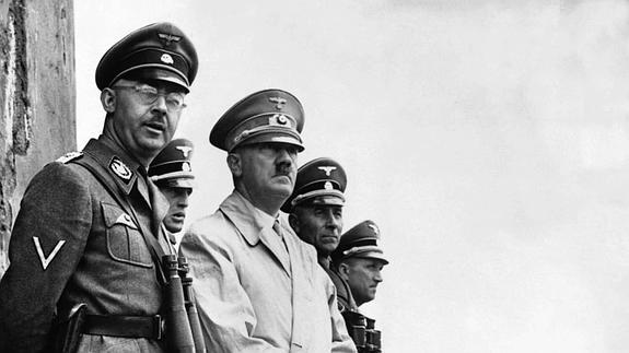 Himmler, a la izquierda de Adolf Hitler.