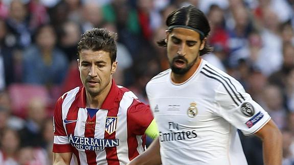 Gabi (i) y Khedira (d) pelean por un balón.