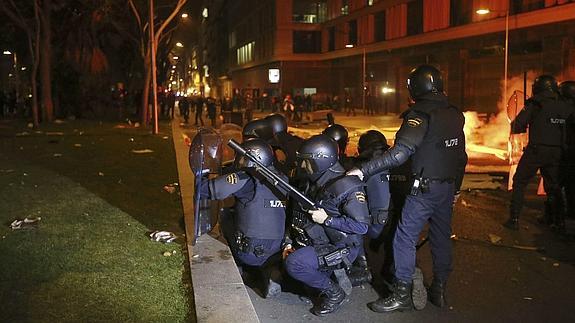 Policías antidisturbios, durante el 22M.