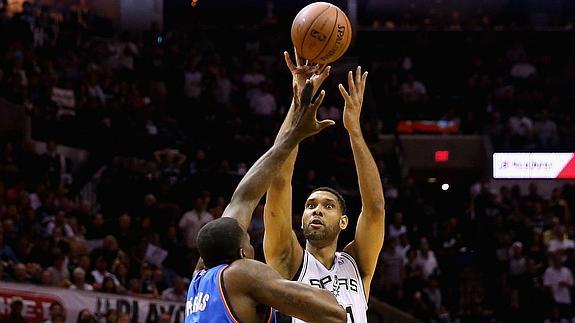 Tim Duncan lanza a canasta. 