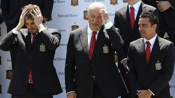 Casillas y Xavi conversan con Del Bosque. 