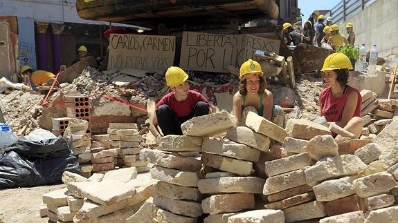 Trabajos de reconstrucción del parcialmente derruido centro social Can Vies. 