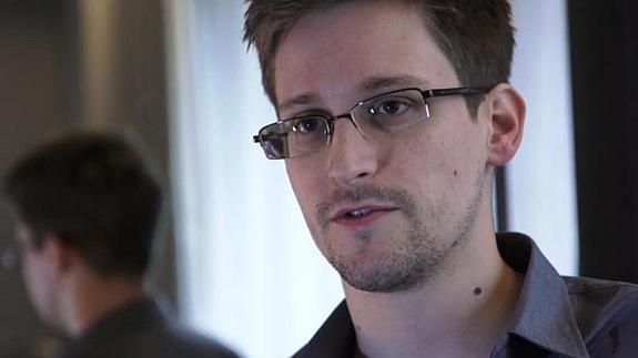 Oliver Stone llevará al cine la historia de Edward Snowden