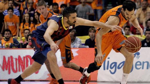 Navarro (I) intenta robar la pelota a Ribas. 