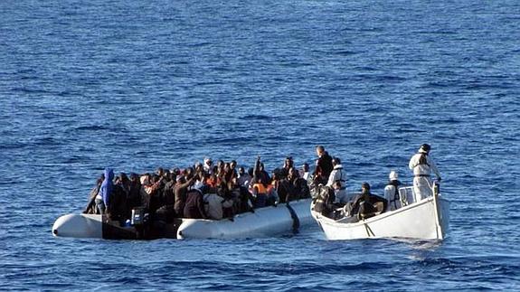 Una de las embarcaciones con inmigrantes indocumentados. 