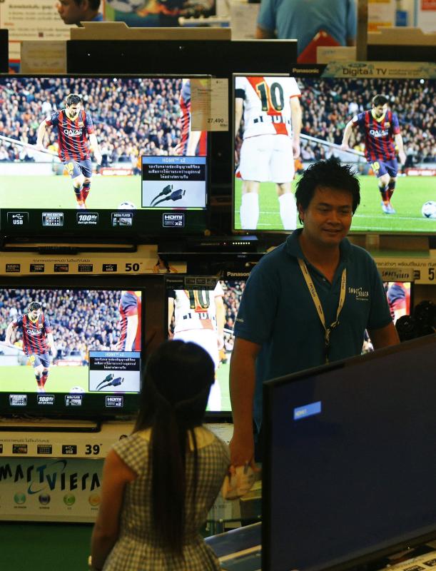 Un partido del Barcelona, en una tienda de televisores de Madrid