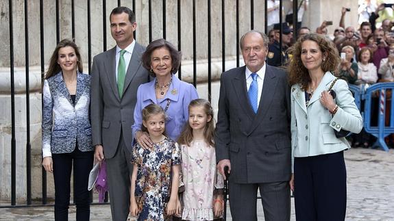 Los Reyes posando junto a los Príncipes de Asturias con sus hijas, Leonor y Sofía, y la infanta Elena. 