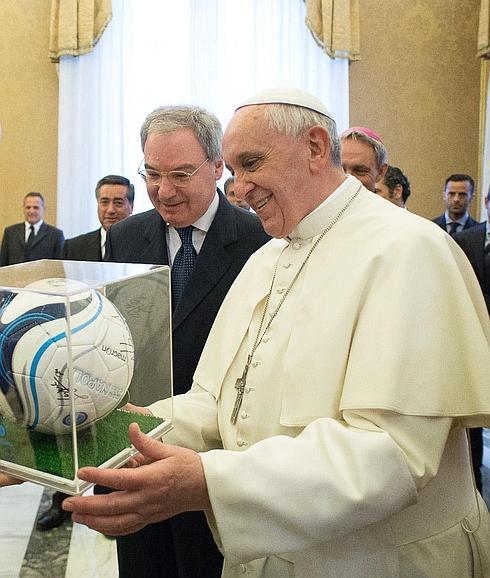 El Papa, con un balón. 