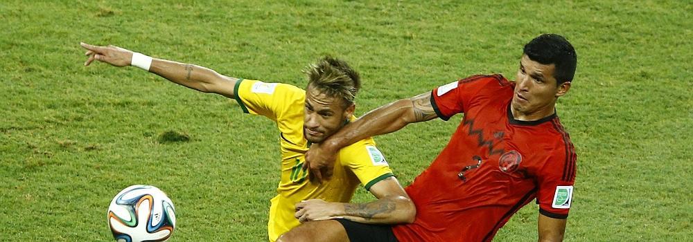Neymar se intenta fajar de un defensor mexicano. 