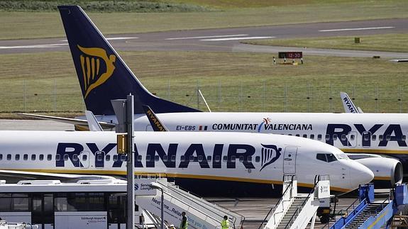 Un avión de Ryanair, en Manises. 