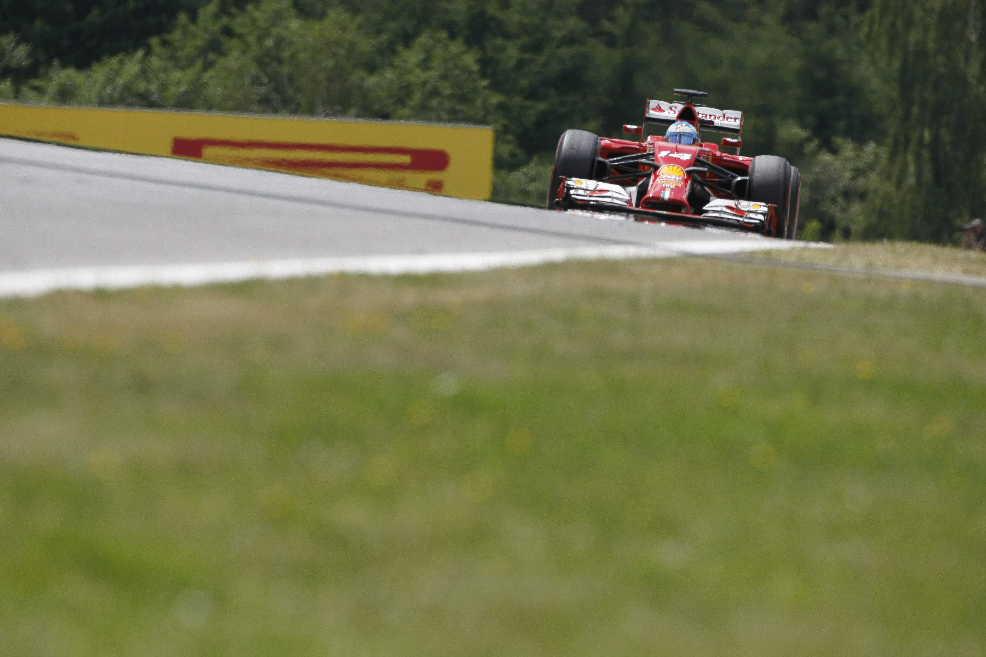 Alonso pilota en Austria. 