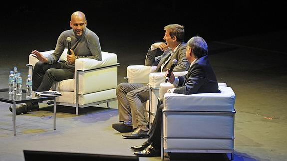 Guardiola conversa con el Tata Martino. 