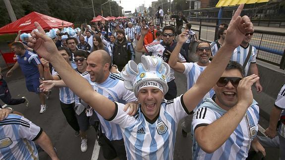 Aficionados de Argentina por las calles de Porto Alegre. 