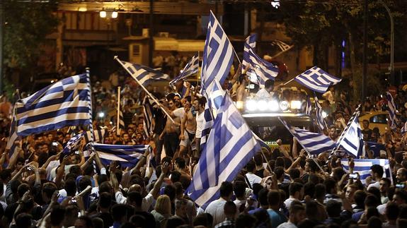 Aficionados griegos en Atenas, antes del partido de octavos.