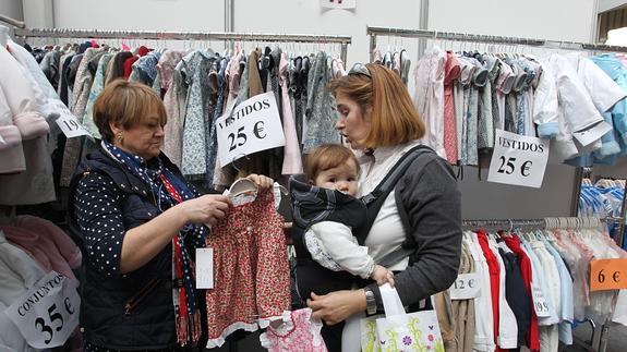 Dos clientas comprando en las rebajas. 