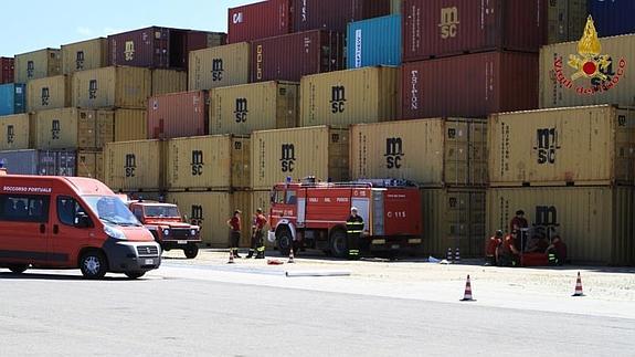 Bomberos italianos vigilan los contenedores con el arsenal químico sirio. 