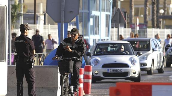 Vehículos pasan desde la parte española por la frontera gibraltareña. 