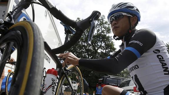 Cheng, junto a su bicicleta. 