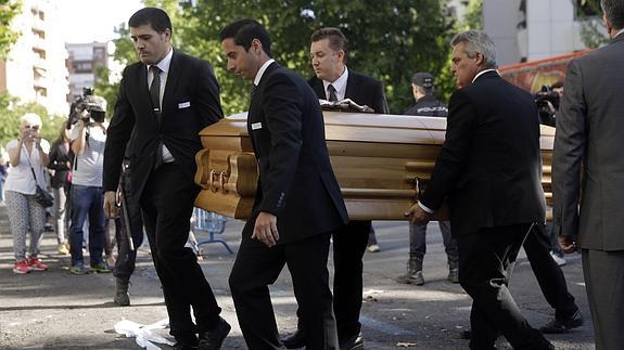 El féretro de Di Stéfano a su llegada al Santiago Bernabéu.  