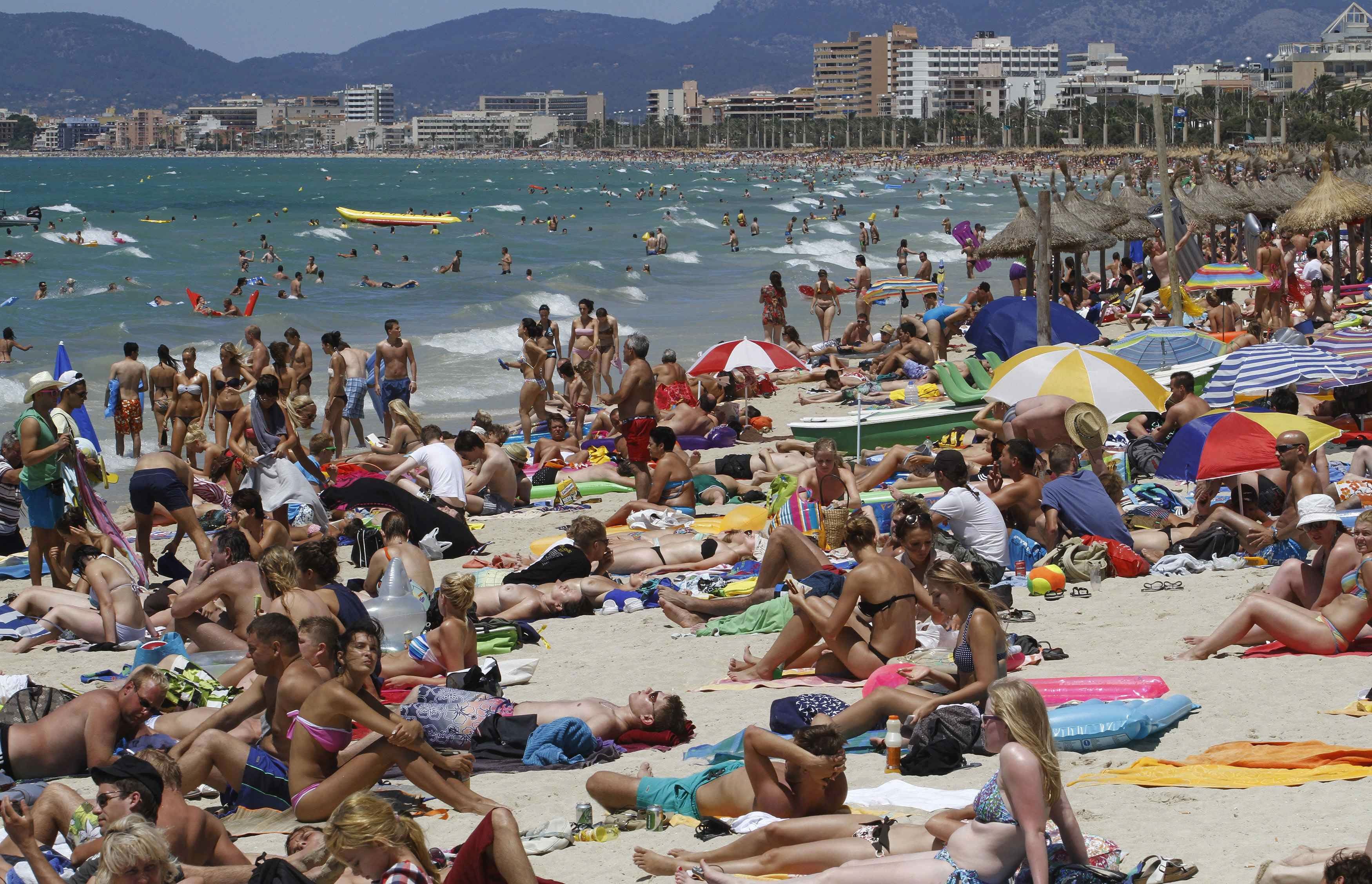 Los turistas abarrotan una playa de Mallorca