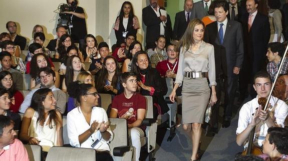 Doña Letizia (c), durante su primera visita oficial a Oviedo