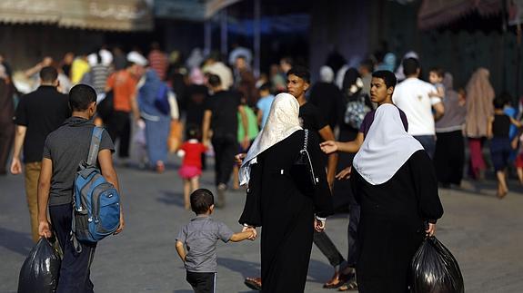 Miles de personas tratan de huir de Gaza. 