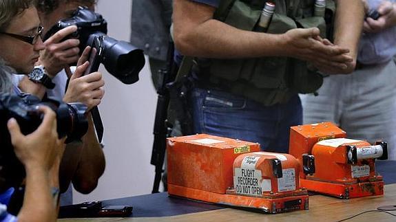 Periodistas toman imágenes de las dos cajas negras del vuelo MH17 