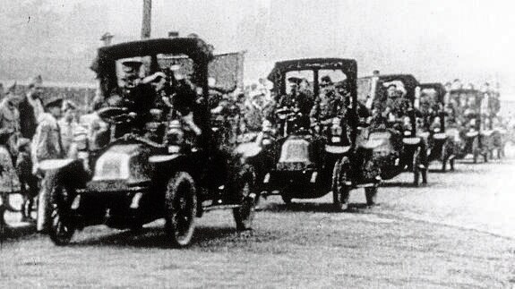 Soldados franceses, a bordo de taxis, camino al frente 