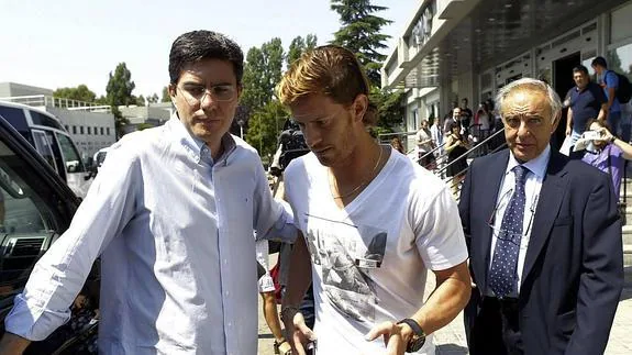 Ansaldi, tras pasar reconocimiento médico con el Atlético de Madrid . 