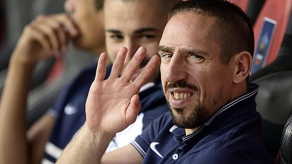 Ribéry saluda desde el banquillo de Francia.  