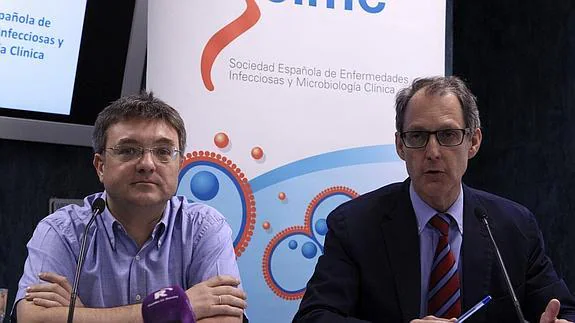 José Antonio Pérez Molina y Rafael Cantón, expertos de la Sociedad de Enfermedades infecciosas.