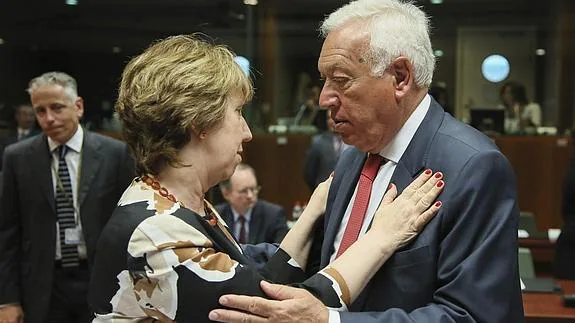 El ministro de Exteriores, José Manuel García-Margallo, saluda a la jefa de la diplomacia europea, Catherine Ashton, en Bruselas.
