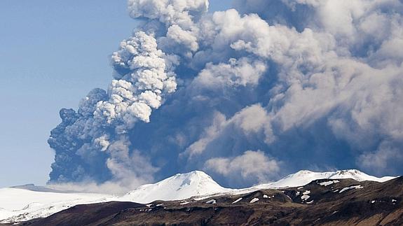 Humo y cenizas saliendo del volcán Eyjafjallajokull en 2010. 