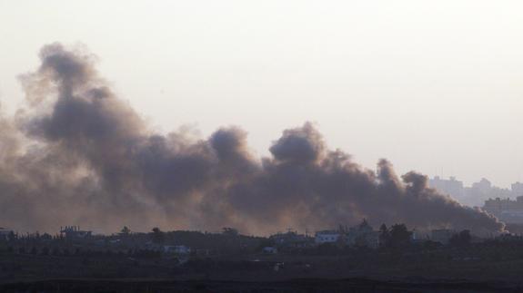 Humo saliendo de la franja de Gaza. 