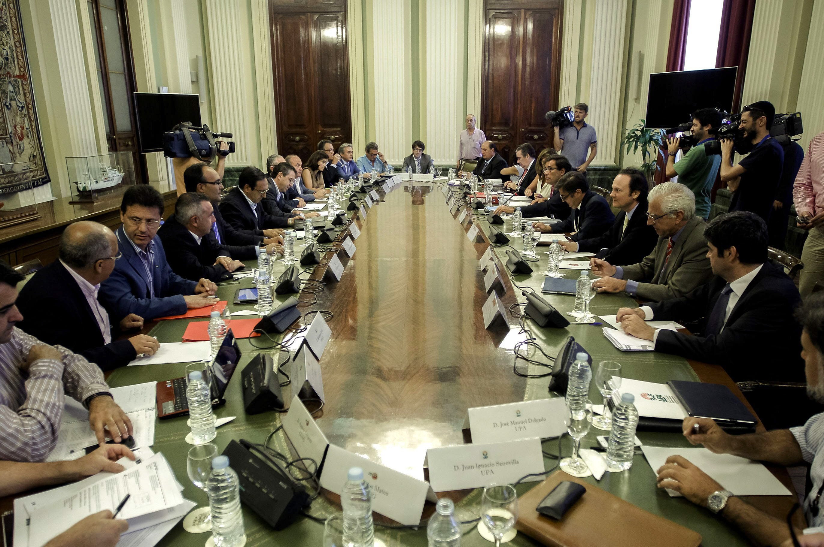 Los representantes de las organizaciones agrícolas, durante la reunión con el secretario general de Agricultura.