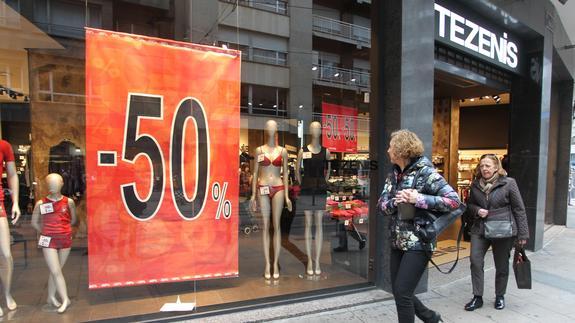 Vista de un comercio en temporada de rebajas. 