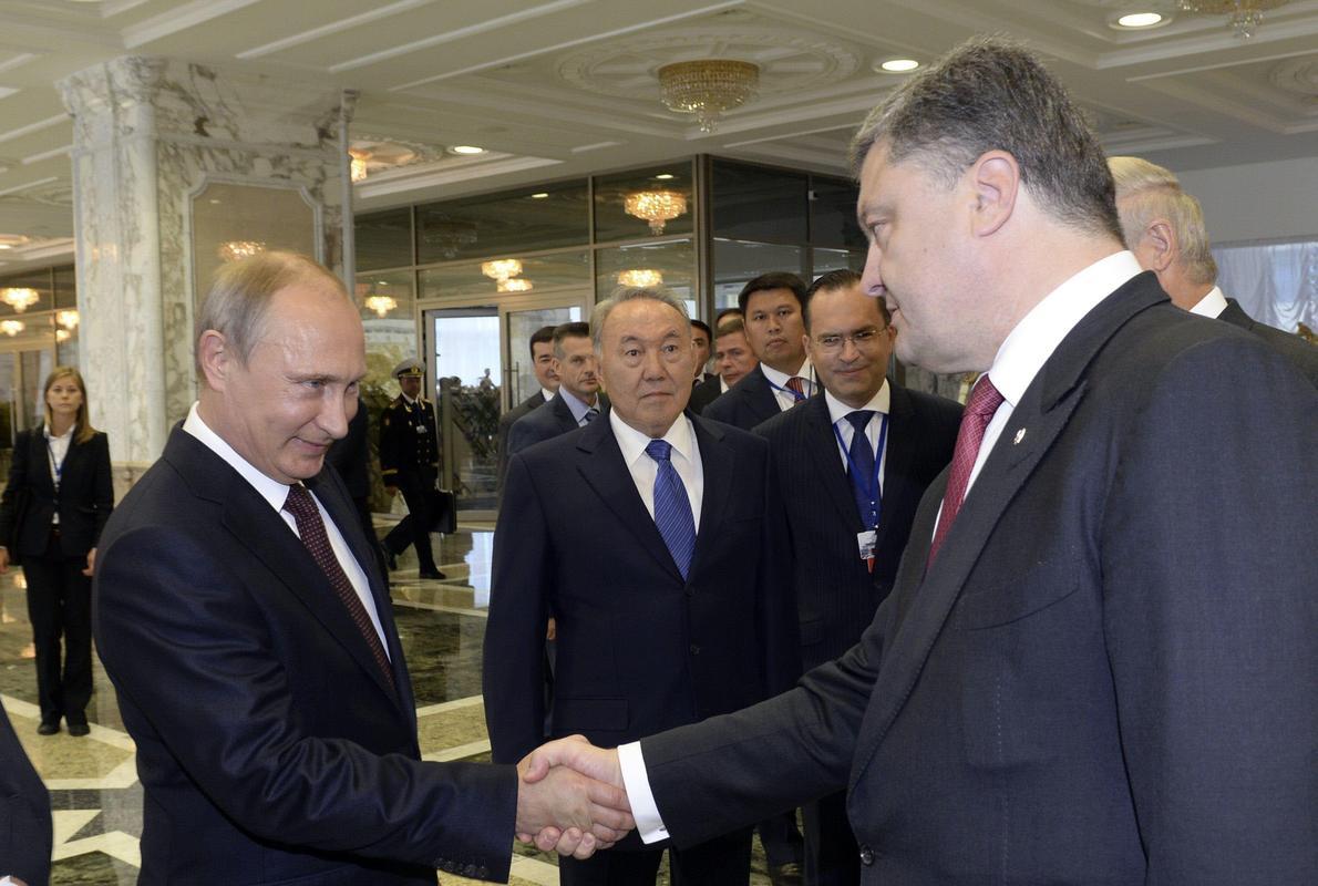 Putin estrecha la mano de Poroshenko. 