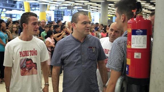 El padre Toño, su llegada al aeropuerto de Madrid. 