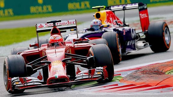 Räikkönen pilota por delante de Ricciardo. 