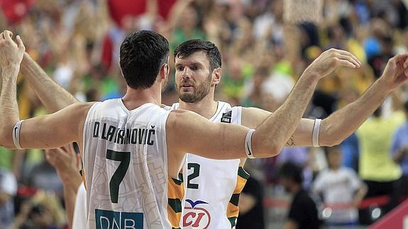 Los gemelos Lavrinovic se felicitan tras la victoria. 