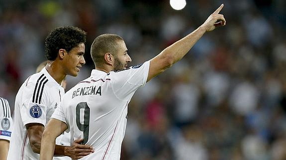 Varane (i), junto a Benzema. 