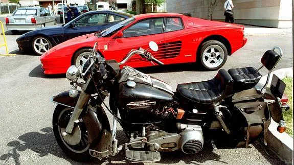Vehículos de lujo y una moto que forman parte del alijo que se ha incautado a un grupo de delincuentes en distintos puntos de España. 