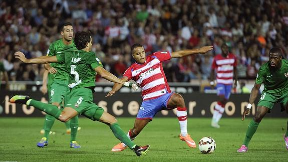 El-Arabi (d) pelea un balón con Rodas.  