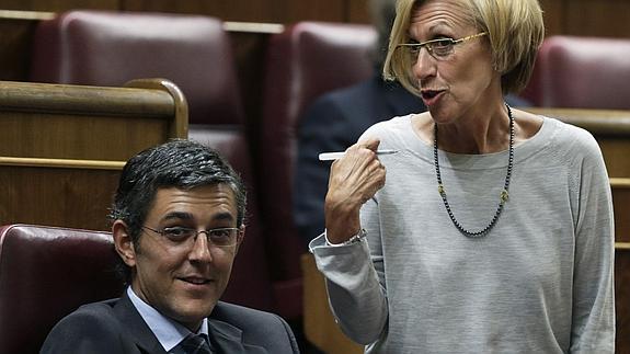 La líder de UPyD, Rosa Díez, junto al diputado socialista. 