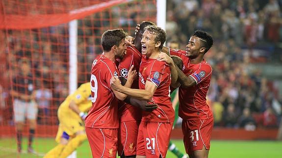 Jugadores del Liverpool celebran un gol en Champions League. 