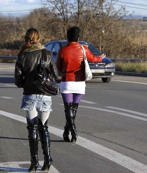 Dos mujeres ejerciendo la prostitución.