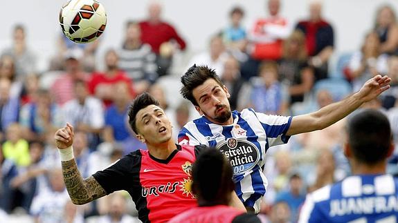 Navarro (i ) y Cuenca saltan por un balón. 