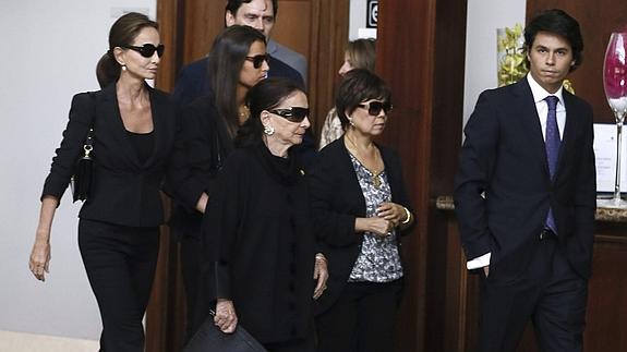 Isabel Preysler y su hija Ana, acompañadas por algunos familiares a su llegada al tanatorio de San Isidro. 