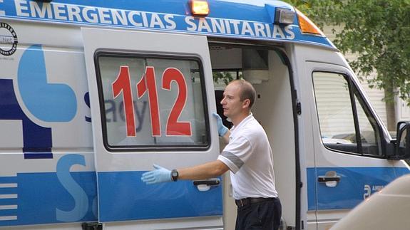 Un sanitario abre la puerta de una ambulancia.